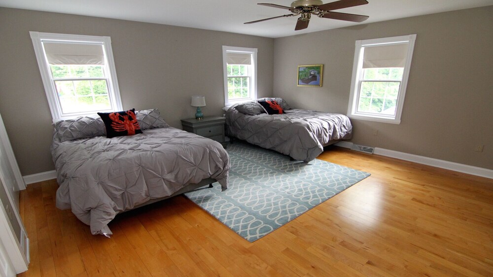 SARATOGA LAKE HOUSE,Sleep 20, PRIVATE BEACH,Perfect for Large Groups,LARGE ROOMS