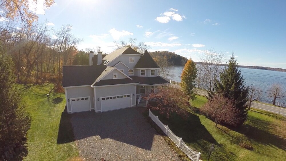 SARATOGA LAKE HOUSE,Sleep 20, PRIVATE BEACH,Perfect for Large Groups,LARGE ROOMS