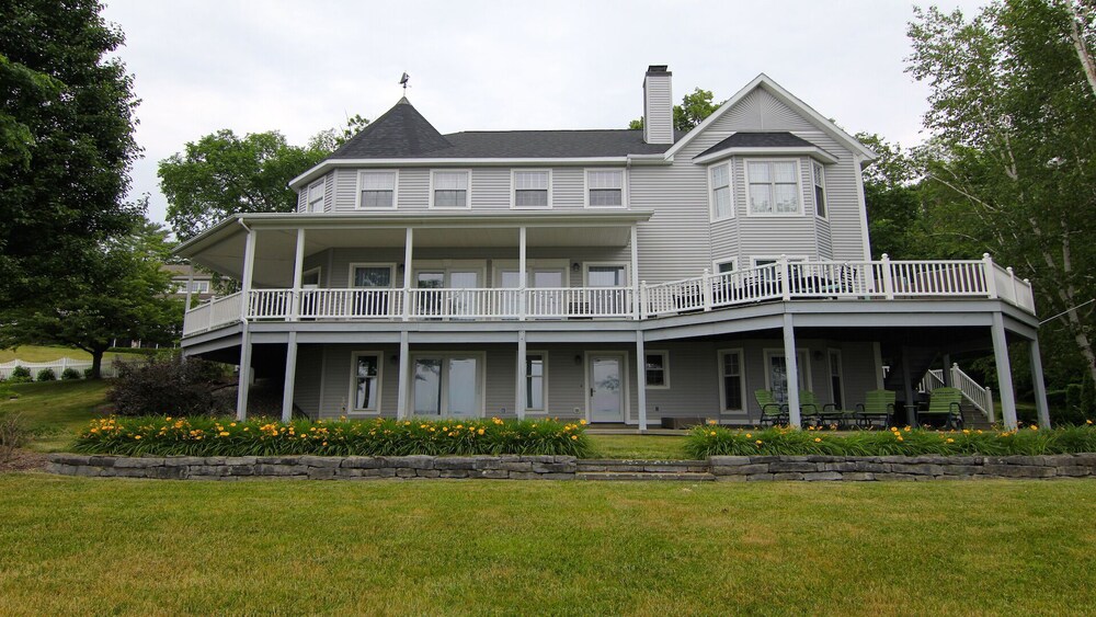 SARATOGA LAKE HOUSE,Sleep 20, PRIVATE BEACH,Perfect for Large Groups,LARGE ROOMS