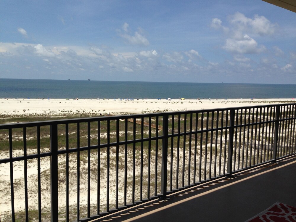 TOP FLOOR-PENTHOUSE VIEW! Beachfront 2 bedroom/2 bath - sleeps 5