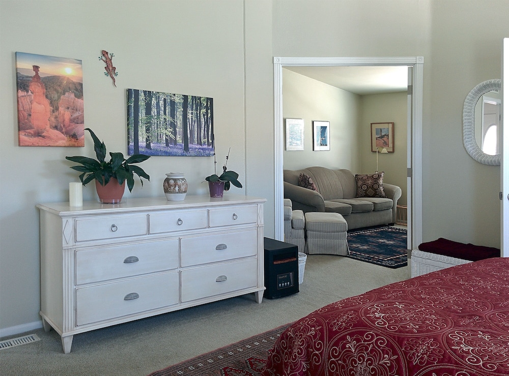 Located within an hour of 3 National Parks, National Monuments