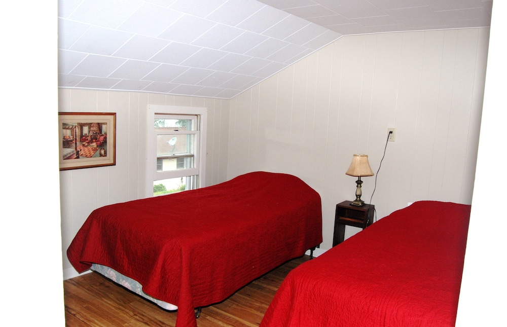 Large 9 BR Family Retreat in this quiet Cove (11 Bedrooms with extra