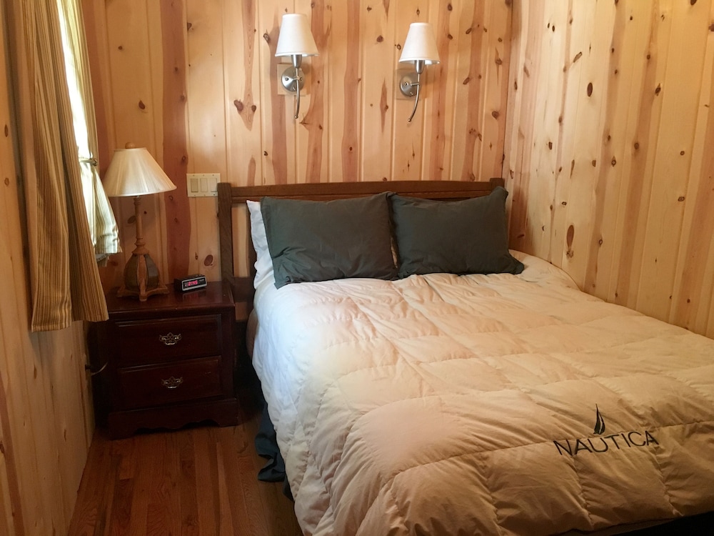 Charming Higgins Lake Lakefront Cottage with private dock and