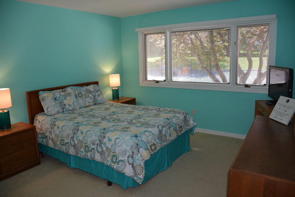 Postcard Pointe! A Smith Mtn. Lake Bernard's Landing Waterfront