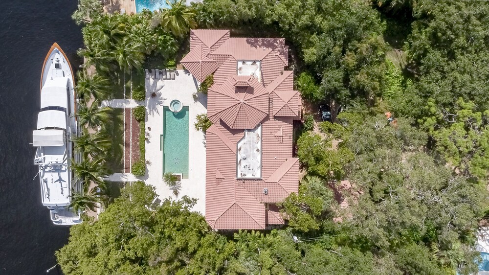 Luxurious Quiet Tranquil Private 7000 SF Gated Waterfront Estate 6 Bed/8 Baths