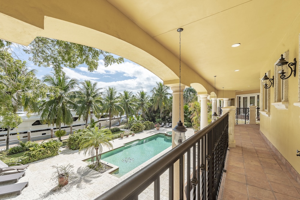 Luxurious Quiet Tranquil Private 7000 SF Gated Waterfront Estate 6 Bed/8 Baths