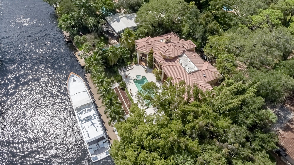 Luxurious Quiet Tranquil Private 7000 SF Gated Waterfront Estate 6 Bed/8 Baths