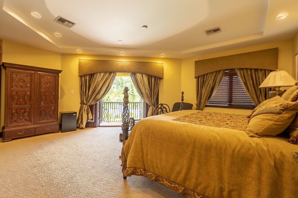 Luxurious Quiet Tranquil Private 7000 SF Gated Waterfront Estate 6 Bed/8 Baths