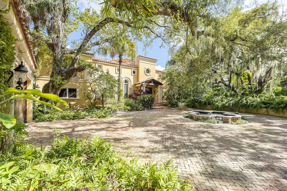 Luxurious Quiet Tranquil Private 7000 SF Gated Waterfront Estate 6 Bed/8 Baths