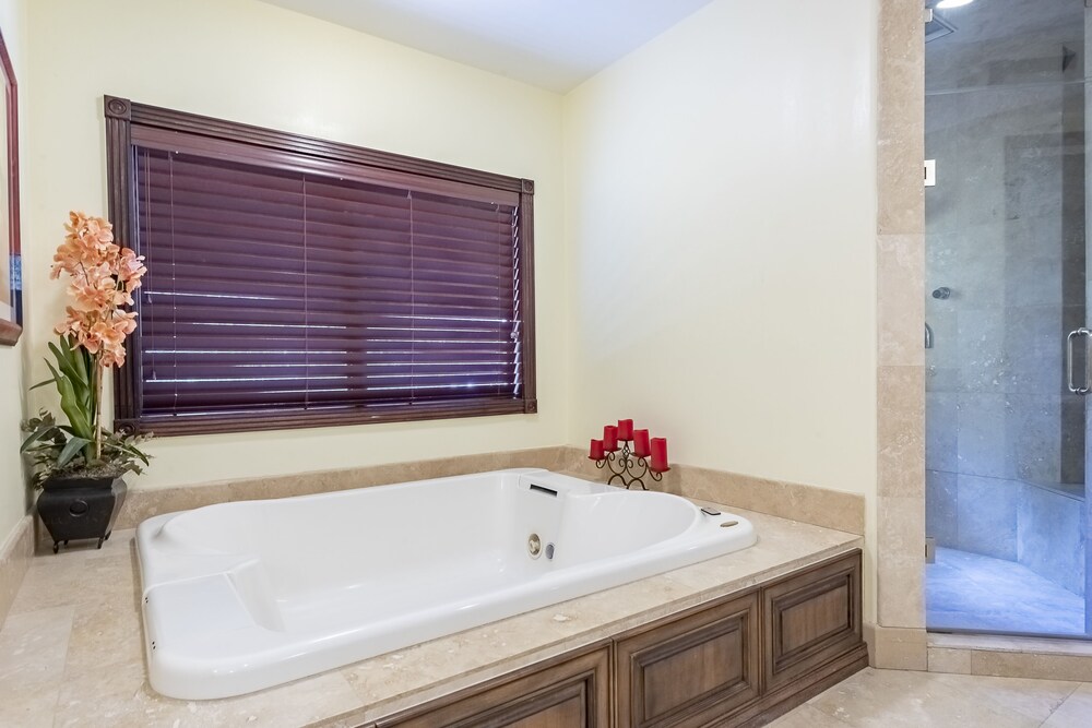 Luxurious Quiet Tranquil Private 7000 SF Gated Waterfront Estate 6 Bed/8 Baths