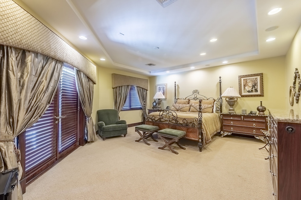 Luxurious Quiet Tranquil Private 7000 SF Gated Waterfront Estate 6 Bed/8 Baths