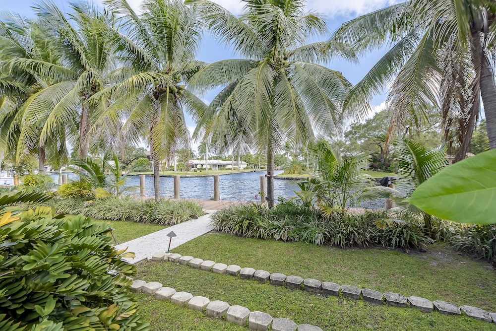 Luxurious Quiet Tranquil Private 7000 SF Gated Waterfront Estate 6 Bed/8 Baths