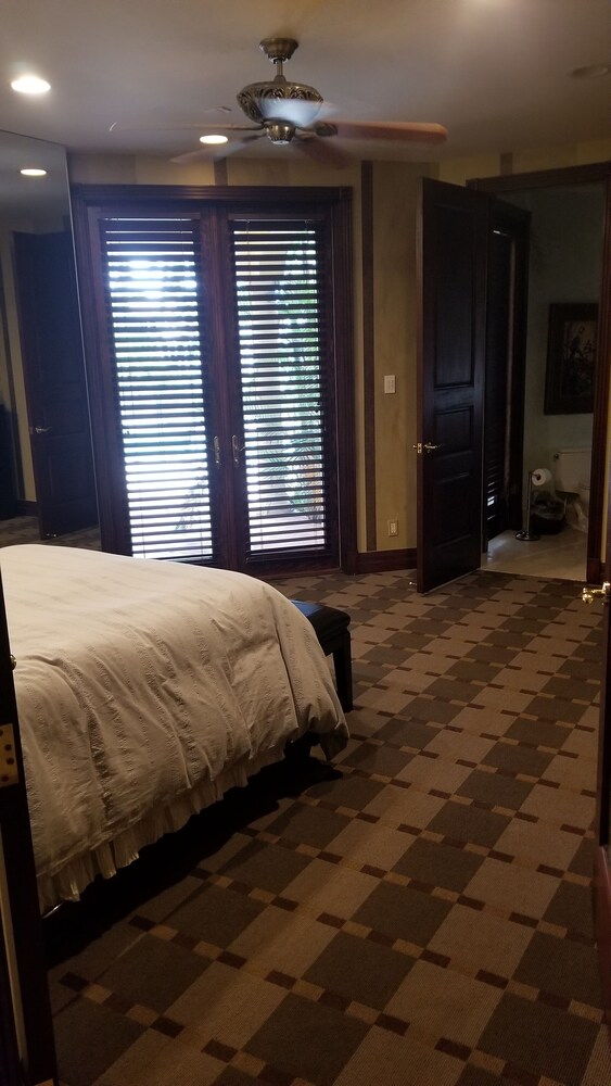 Luxurious Quiet Tranquil Private 7000 SF Gated Waterfront Estate 6 Bed/8 Baths