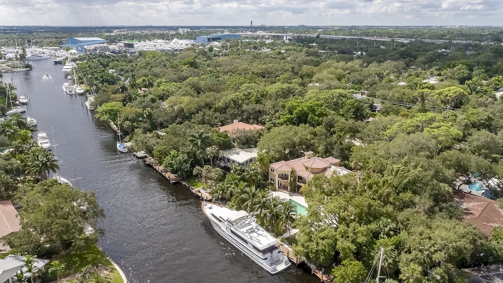 Luxurious Quiet Tranquil Private 7000 SF Gated Waterfront Estate 6 Bed/8 Baths