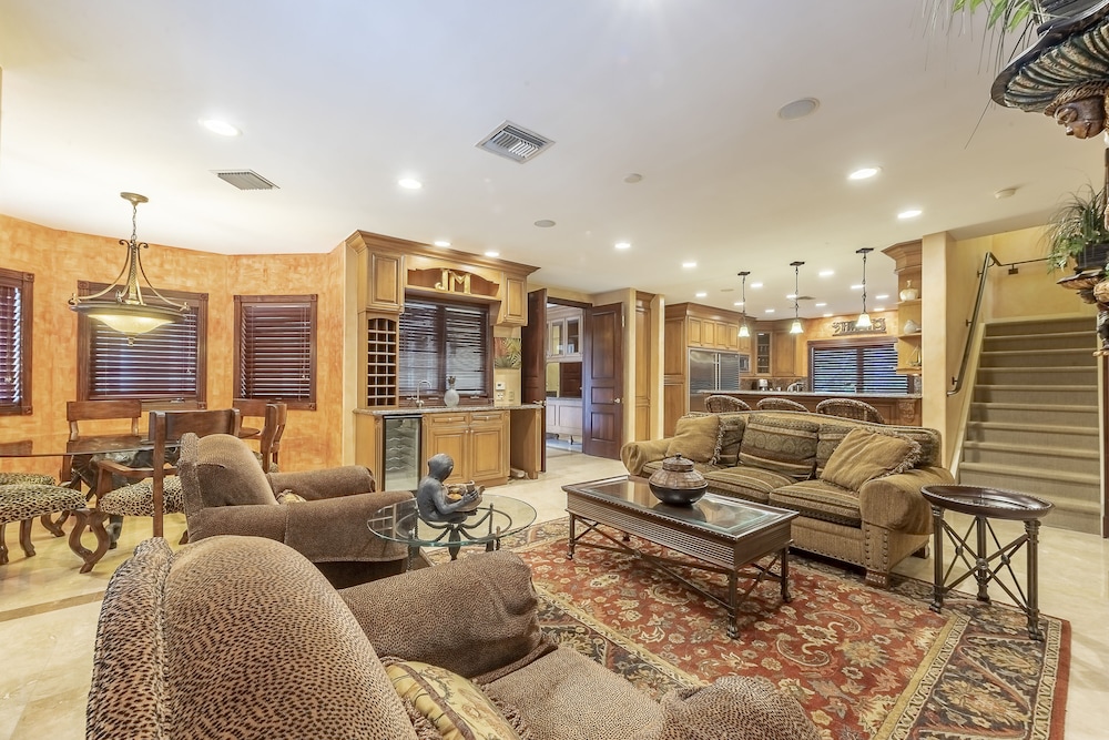 Luxurious Quiet Tranquil Private 7000 SF Gated Waterfront Estate 6 Bed/8 Baths