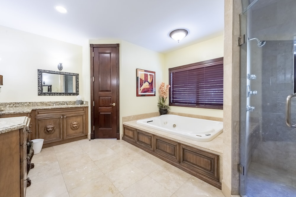 Luxurious Quiet Tranquil Private 7000 SF Gated Waterfront Estate 6 Bed/8 Baths