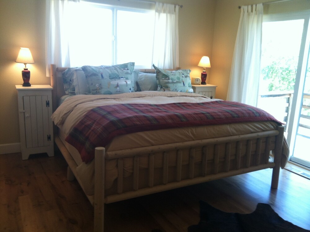 House On The 16th Fairway For Golfers, Anglers, And Hunters Fall