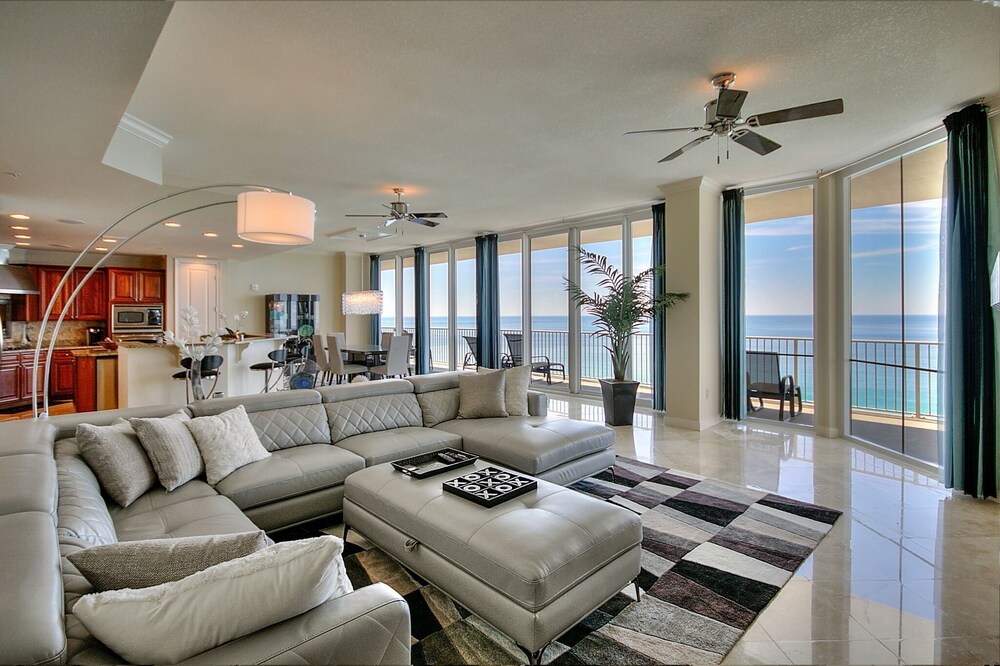 Breathtaking Penthouse in the Heart of PCB. Treat the family, vacation