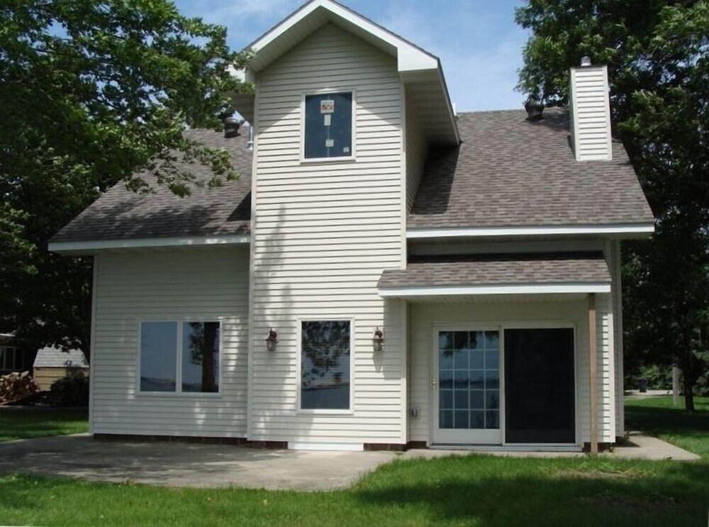 Lake Retreat Close to Town and Enjoy Nature on Bike Trail Watertown