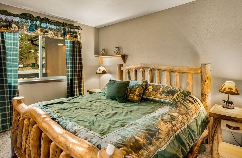 Marvelous, Enchanting, 3BR Chalet Retreat! (Sleeps 8) Hot Tub! Fire Pit