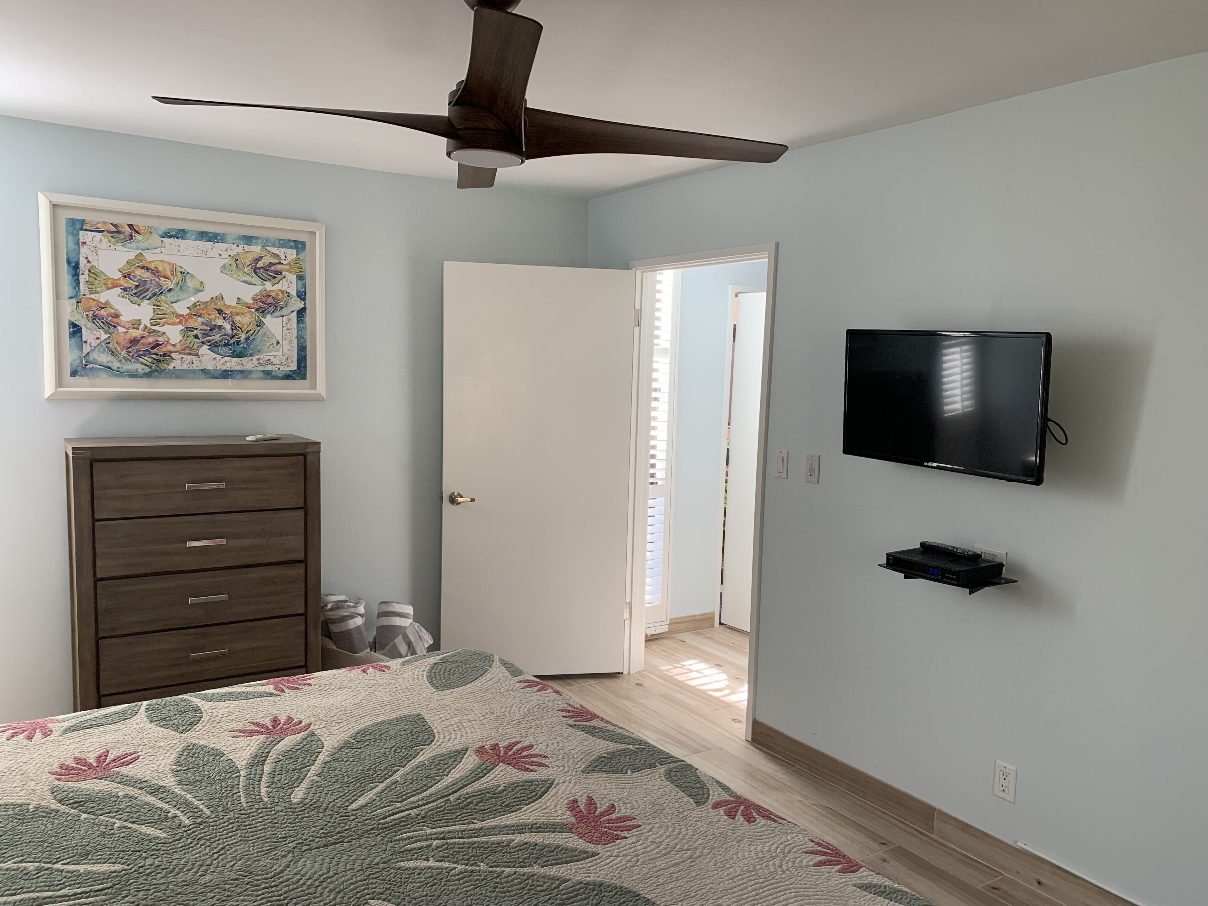 1A Newly renovated w/porcelain tile floors, custom cabinets, granite countertops in Kihei, United States