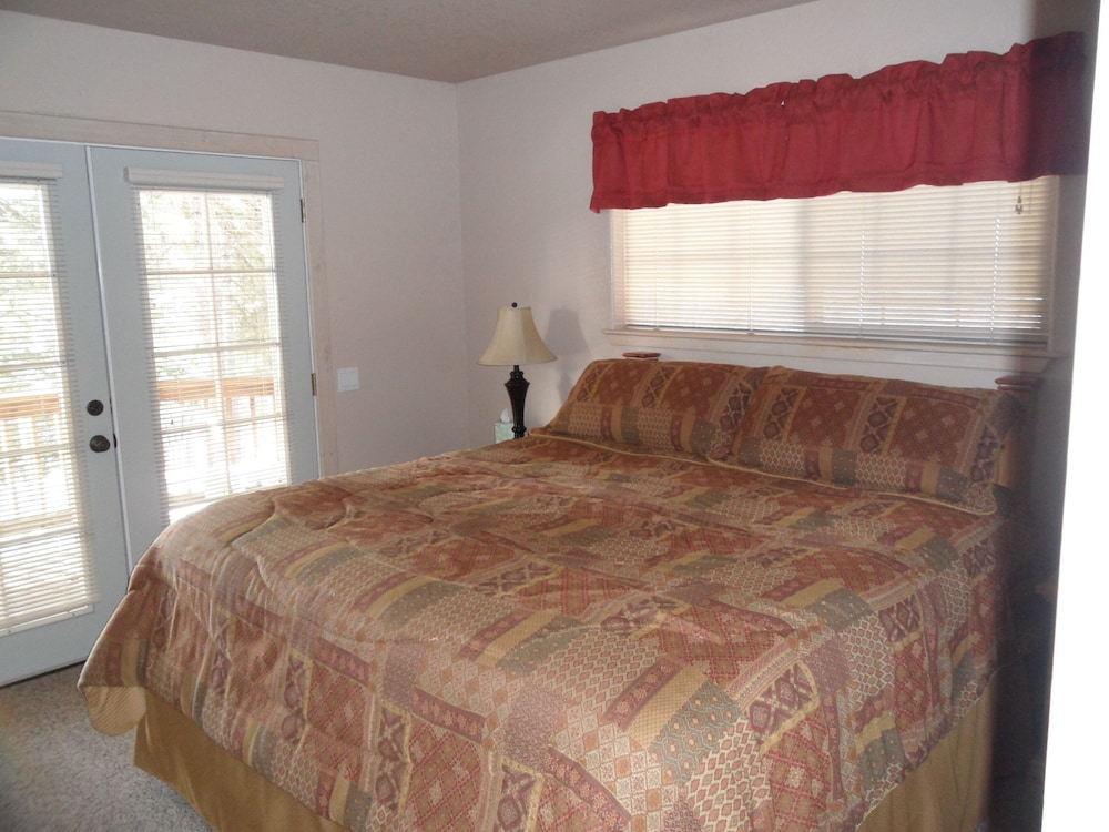 Hawk's Nest Lodge Cozy Lakeside Retreat with Breathtaking Lake View