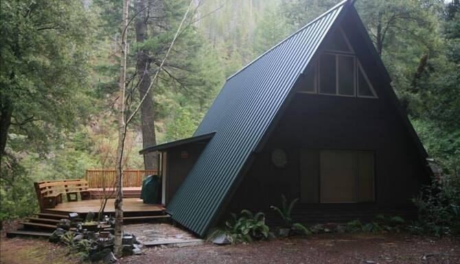 A Beautiful Vacation Awaits You On The Emerald Smith River In Eureka Ca Expedia