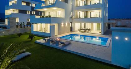 Apartments & Rooms Pool Villas Maris