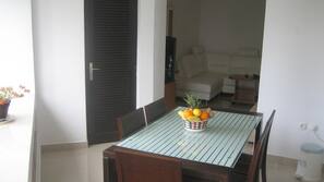 Fridge, oven, hob, cookware/dishes/utensils