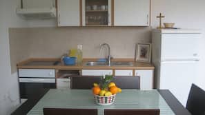 Fridge, oven, hob, cookware/dishes/utensils