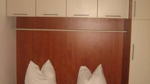 1 bedroom, desk, linens