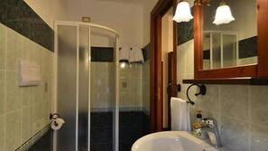 Doccia, set di cortesia gratuito, asciugacapelli, bidet