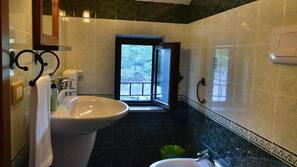 Doccia, set di cortesia gratuito, asciugacapelli, bidet