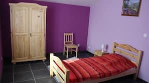 8 bedrooms, desk, blackout curtains, free cots/infant beds