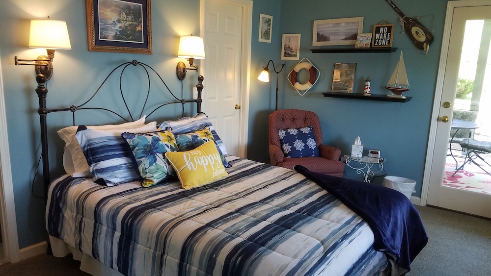 "The Lake House at Bella Vista"...... LAKEFRONT access to beautiful