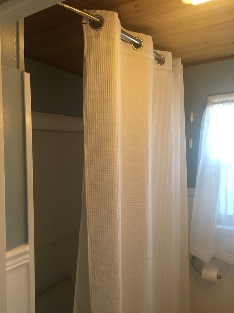 Quaint Vacation Rental Peaceful Cottage by Lake Ontario, Rochester