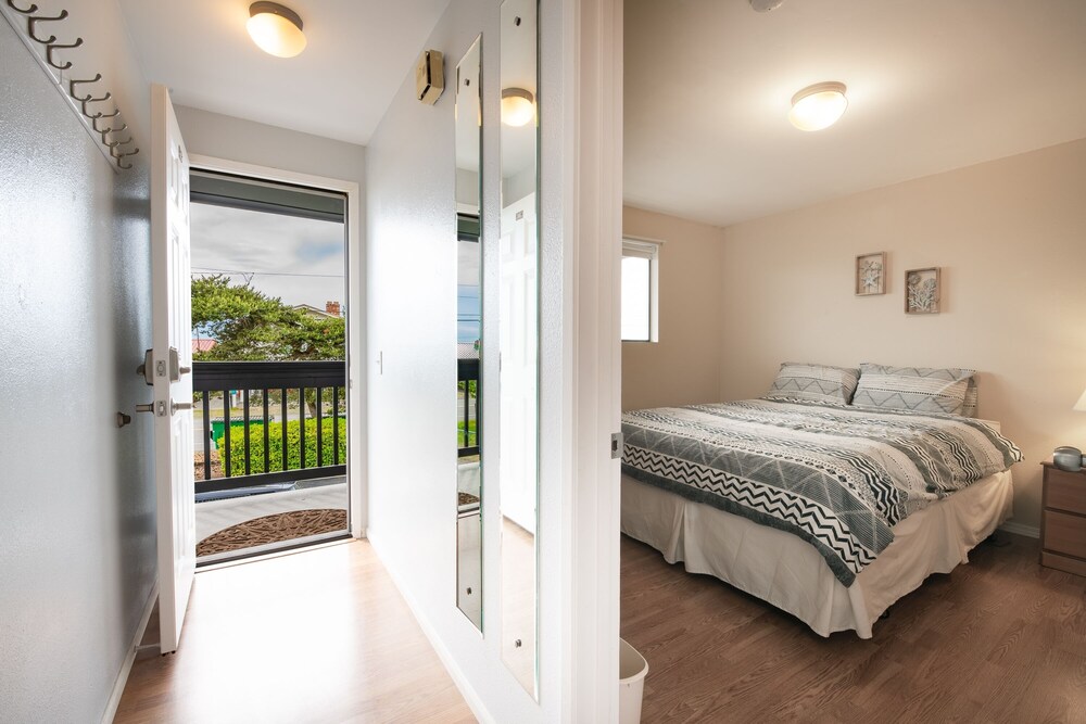 Birch Bay View Condo, Outdoor Pool, Hot Tub, Spacious Lawn, Games Room