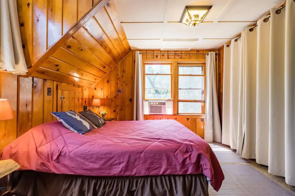 Epic Group Retreat Walk to town, Fits 21+, Decks, Lake Access, Pet