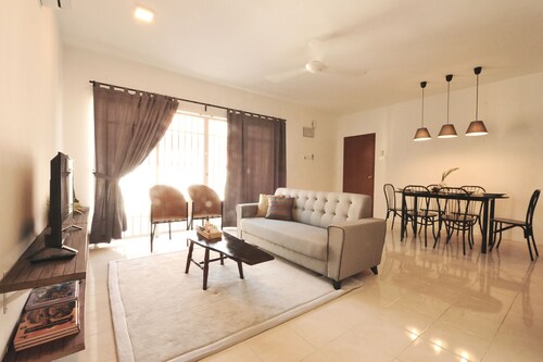 Hotels near Design Village Outlet Mall in Simpang Ampat from £14 