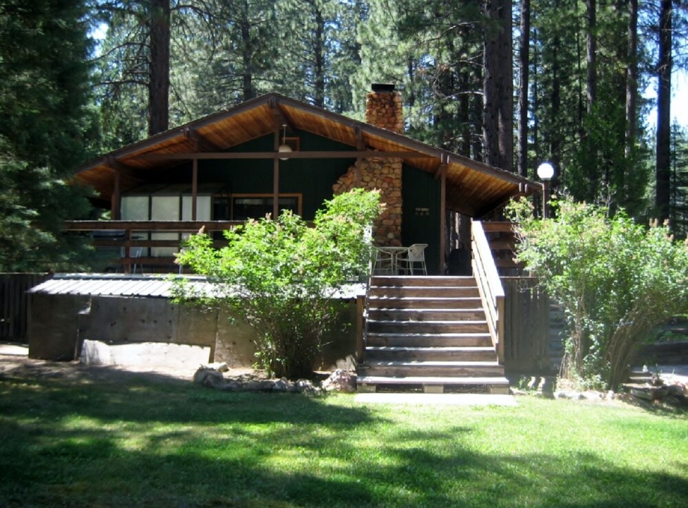 Conveniently located mountain home nestled in the forest at Graeagle