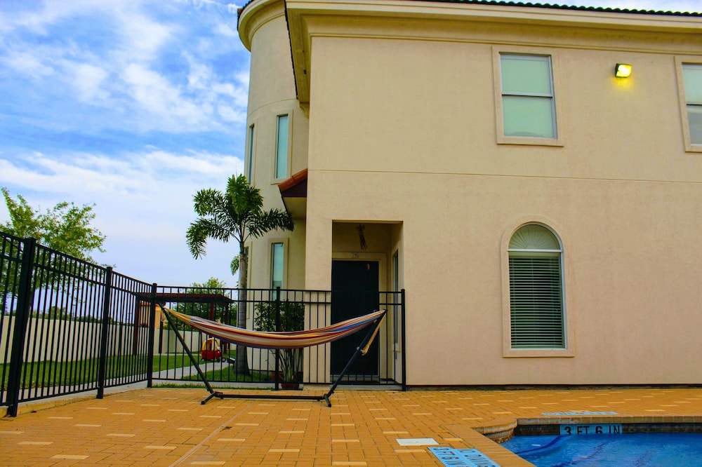 Smart Home, 4 rooms, 2 1/2 bathroom, w / Pool, Gated Community in