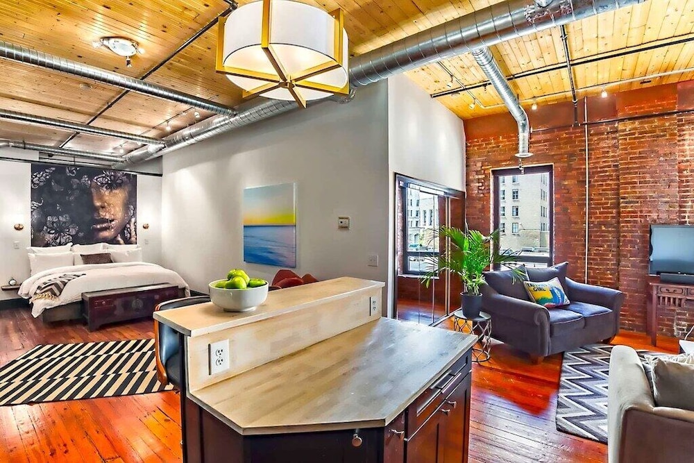 ️ of Downtown 1 BR Walk to Everything! Suite Loft Printers Alley