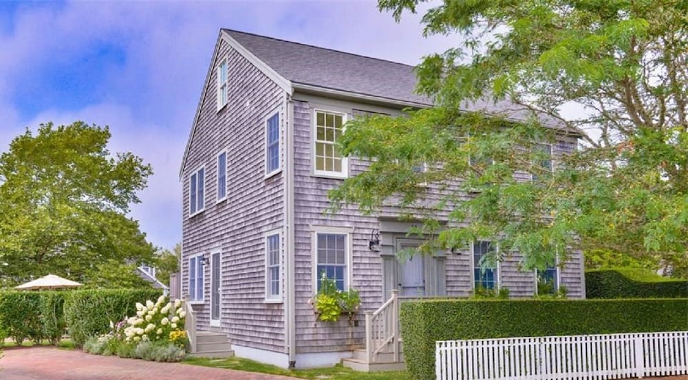 Luxurious Island Escape Spacious, Ideally Located Near Surfside