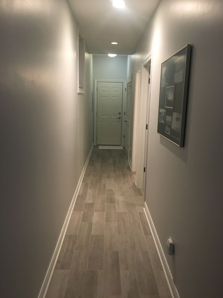 Wrigleyville Condo, 1/2 block from Wrigley Field. Sleeps 10 Chicago