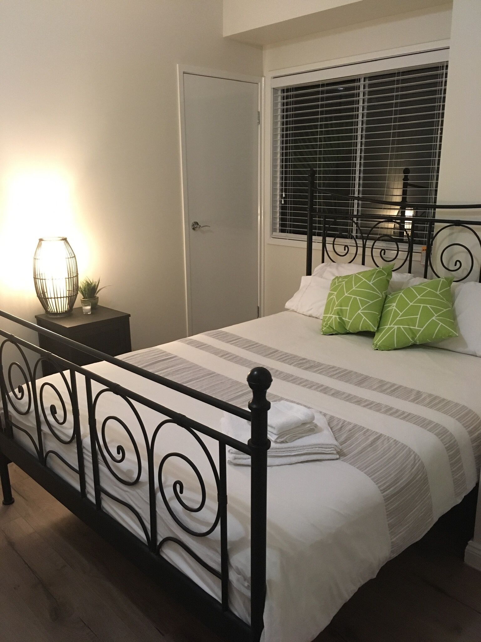 Modern Gold Coast Suite/ Close to Theme Parks with Mountain views