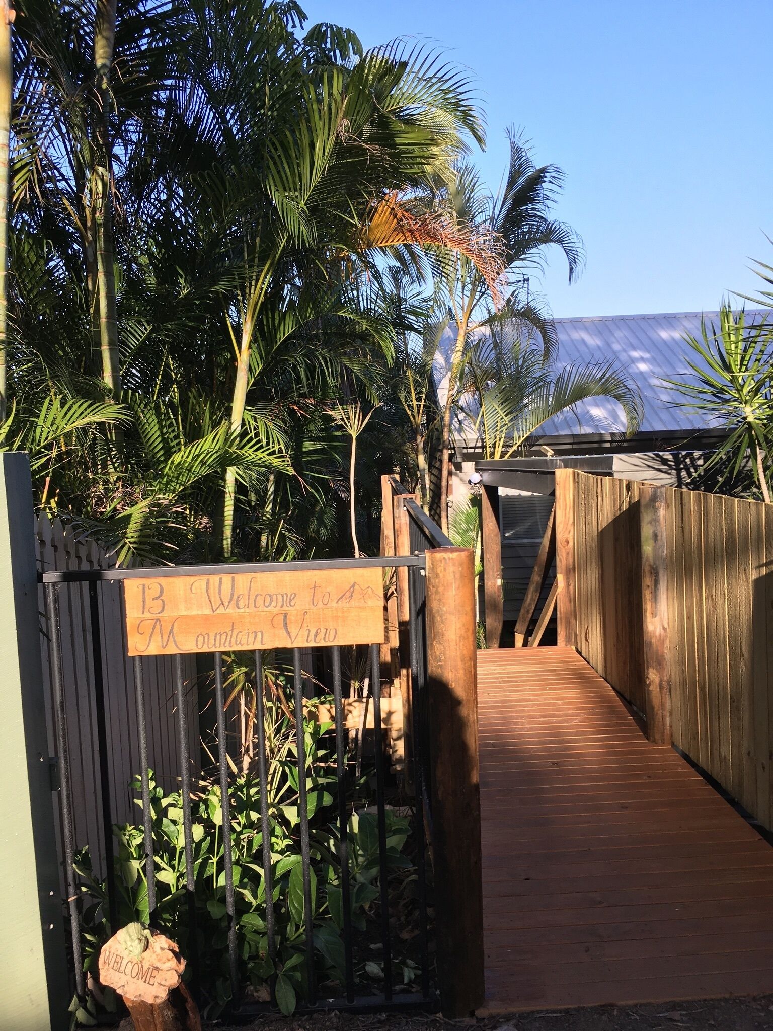 Modern Gold Coast Suite/ Close to Theme Parks with Mountain views