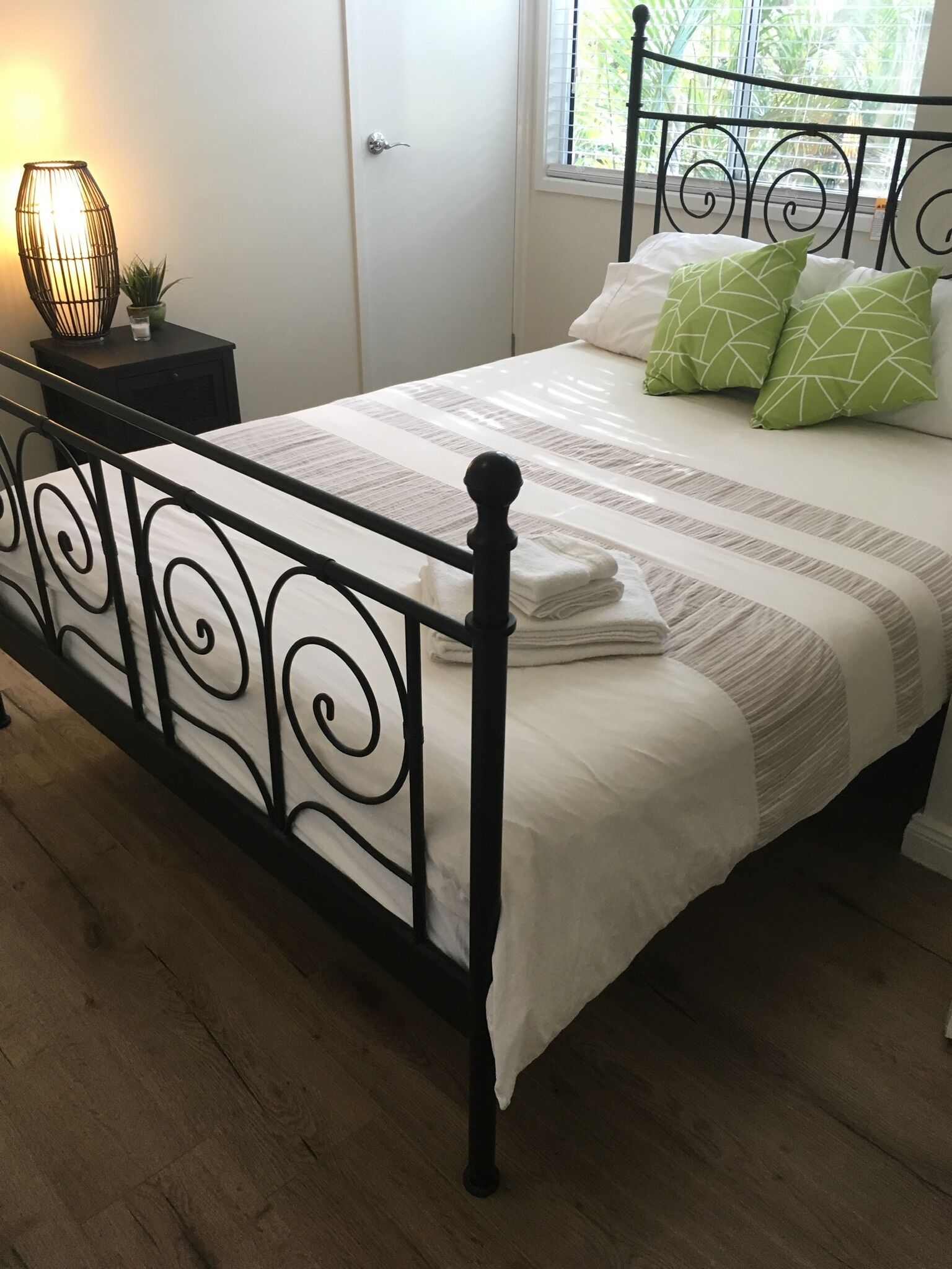 Modern Gold Coast Suite/ Close to Theme Parks with Mountain views