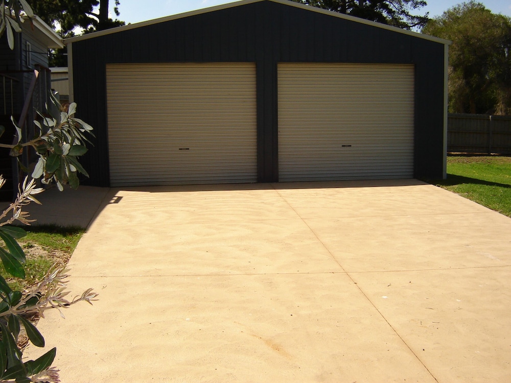 Pet Friendly Beach Cottage at Cannons Creek Melbourne Stayz