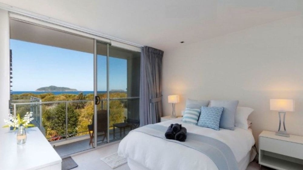 The Love Nest luxury apartment with stunning views stroll to beach