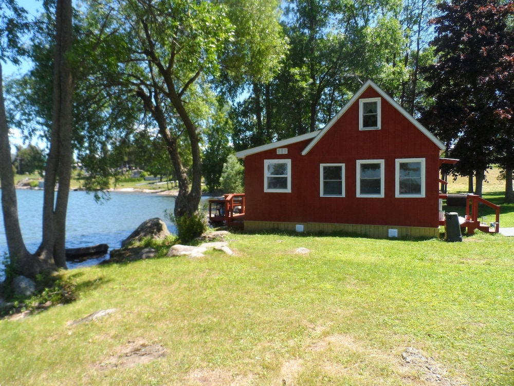 2 BR Cabin Waterfront location on St. Lawrence River in Ogdensburg